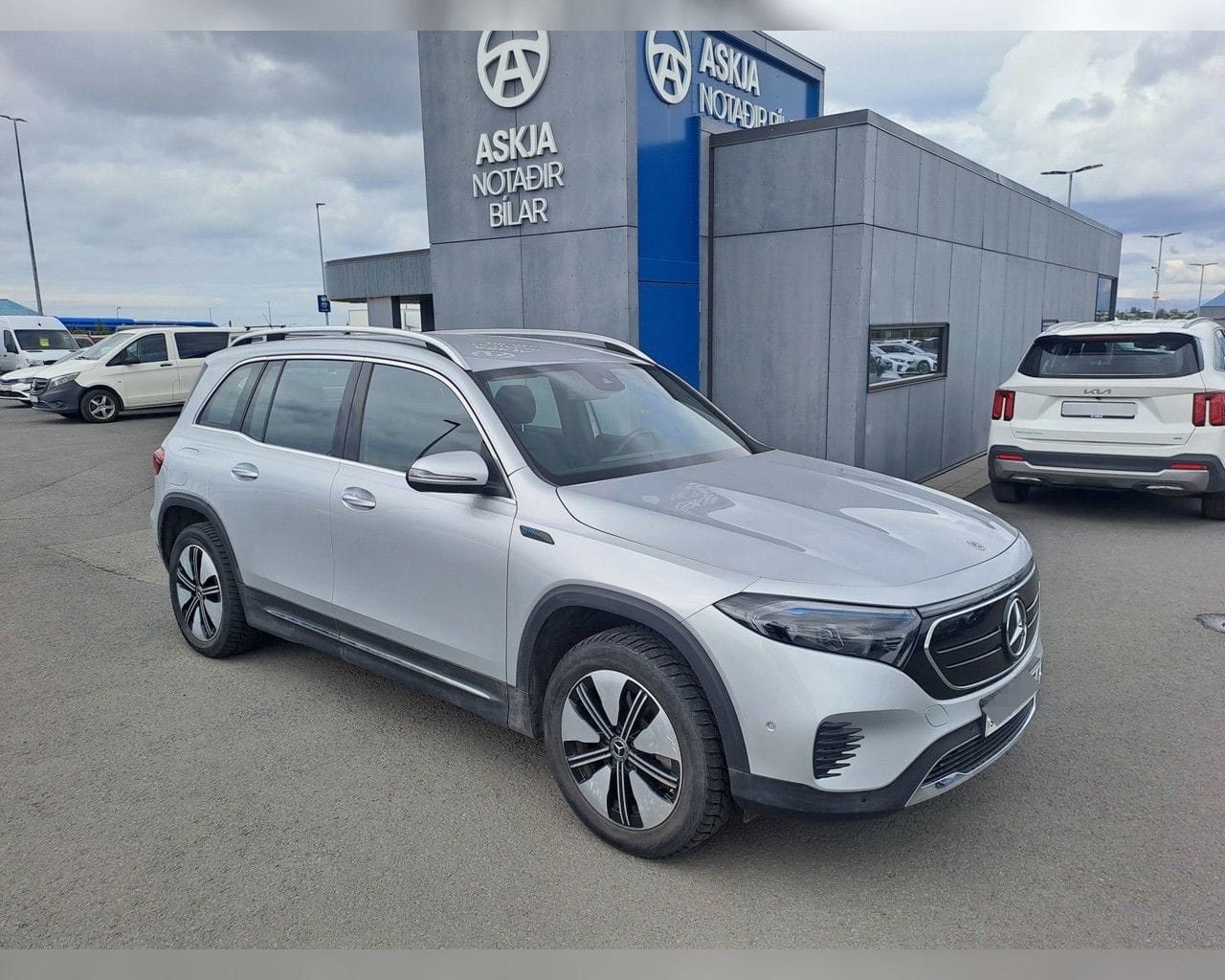 MERCEDES-BENZ EQB 300 4MATIC PURE
