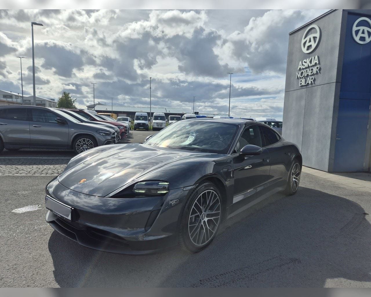 PORSCHE TAYCAN