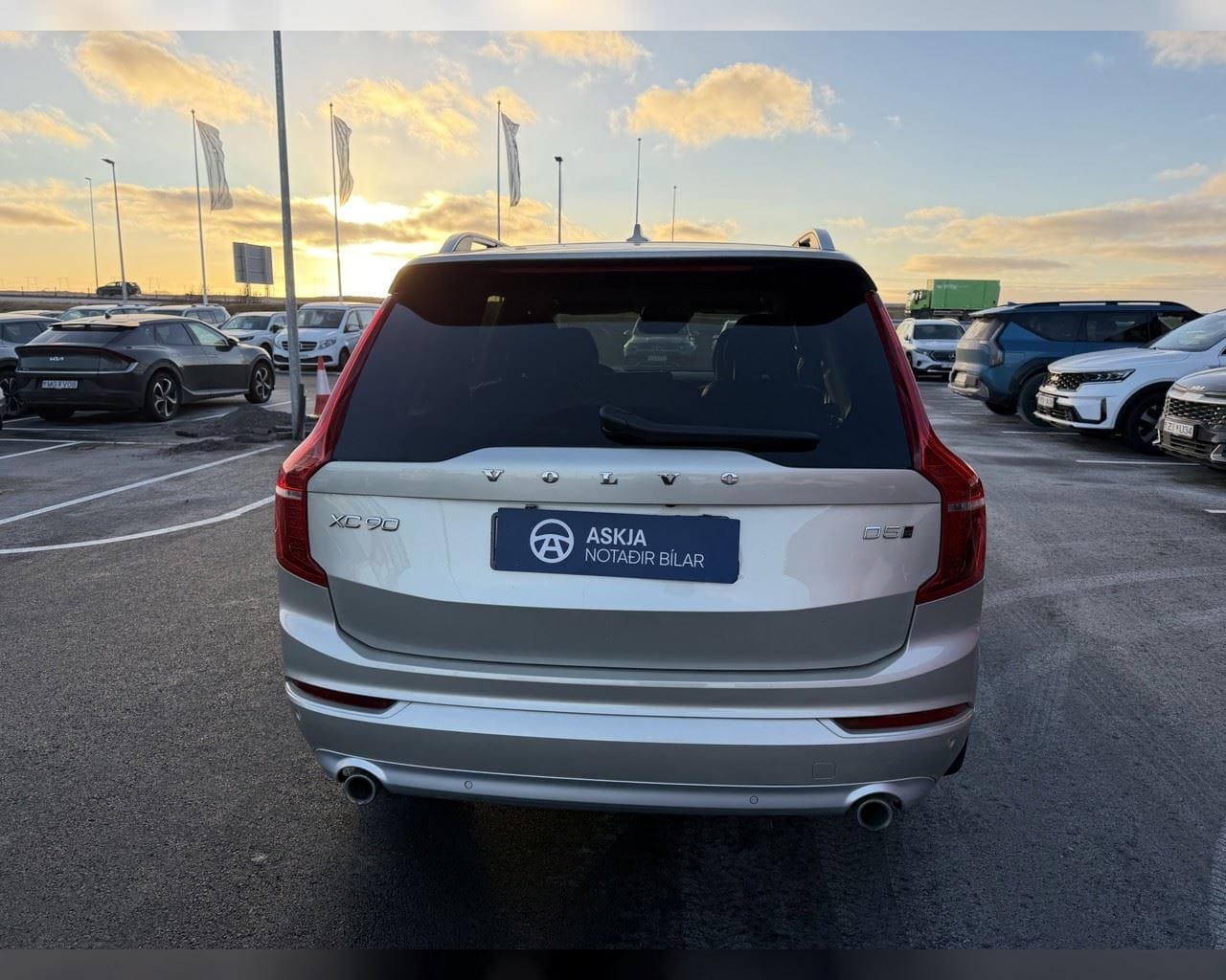 VOLVO XC90 MOMENTUM