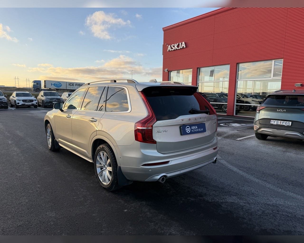 VOLVO XC90 MOMENTUM