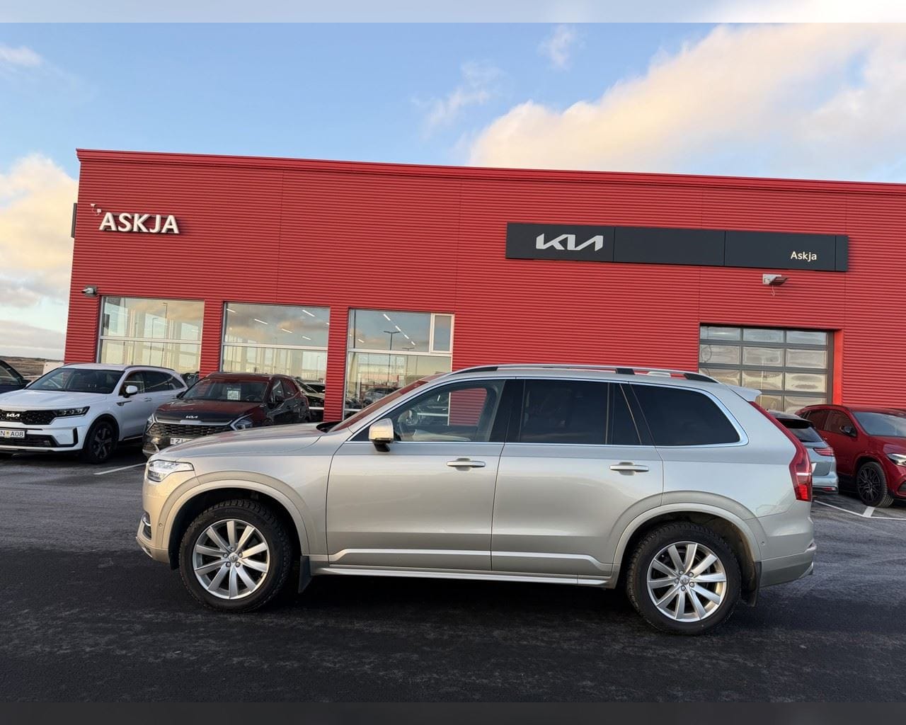 VOLVO XC90 MOMENTUM