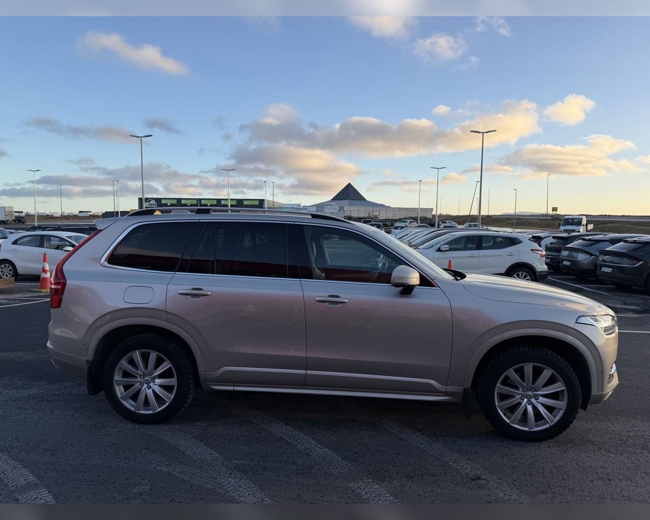 VOLVO XC90 MOMENTUM