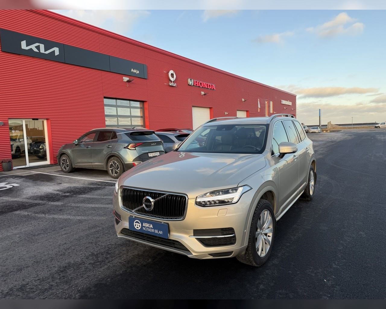 VOLVO XC90 MOMENTUM