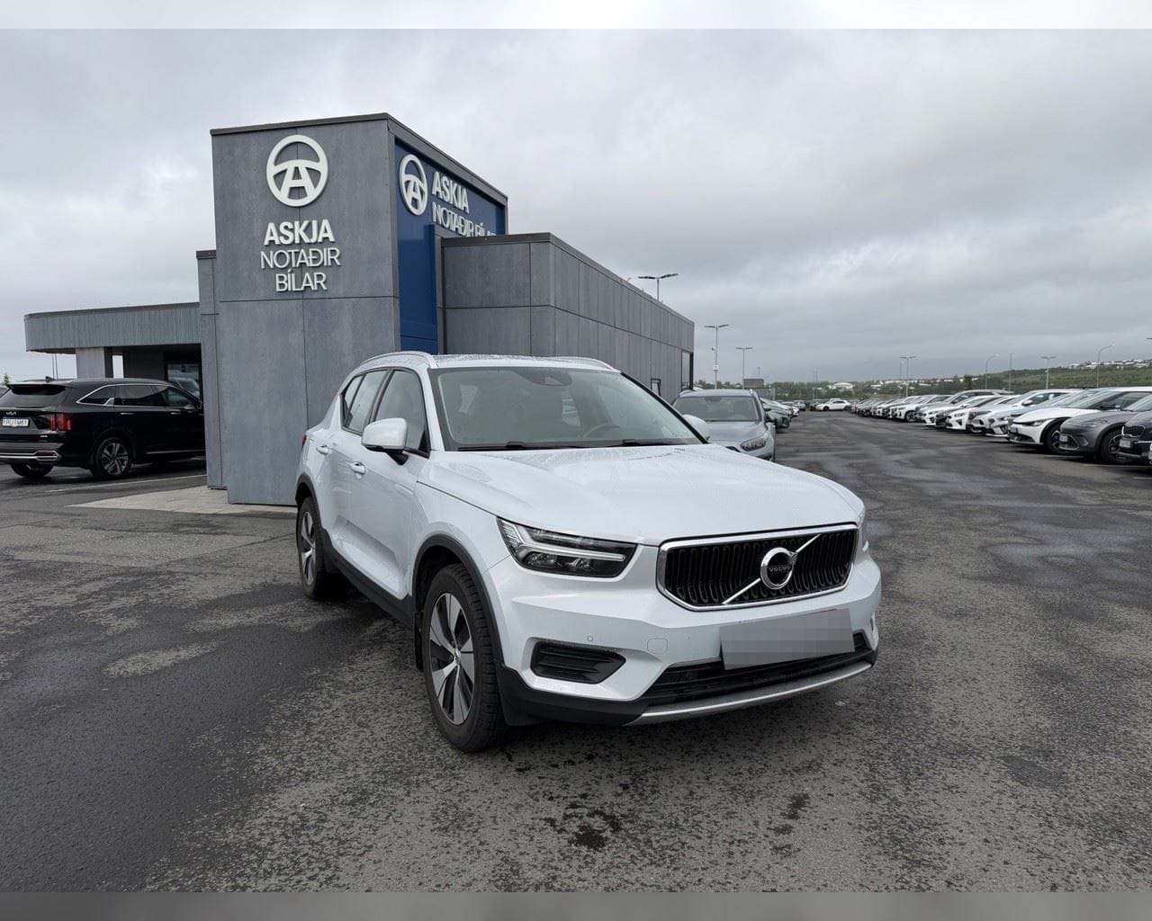 VOLVO XC40 MOMENTUM PRO T5