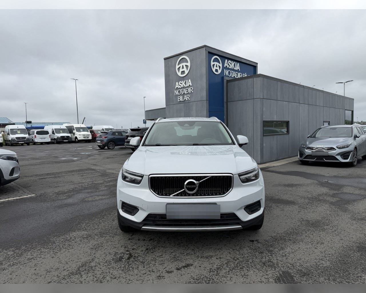VOLVO XC40 MOMENTUM PRO T5