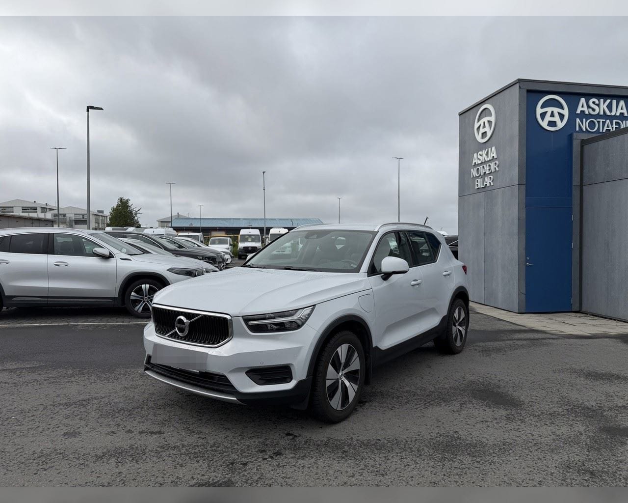 VOLVO XC40 MOMENTUM PRO T5