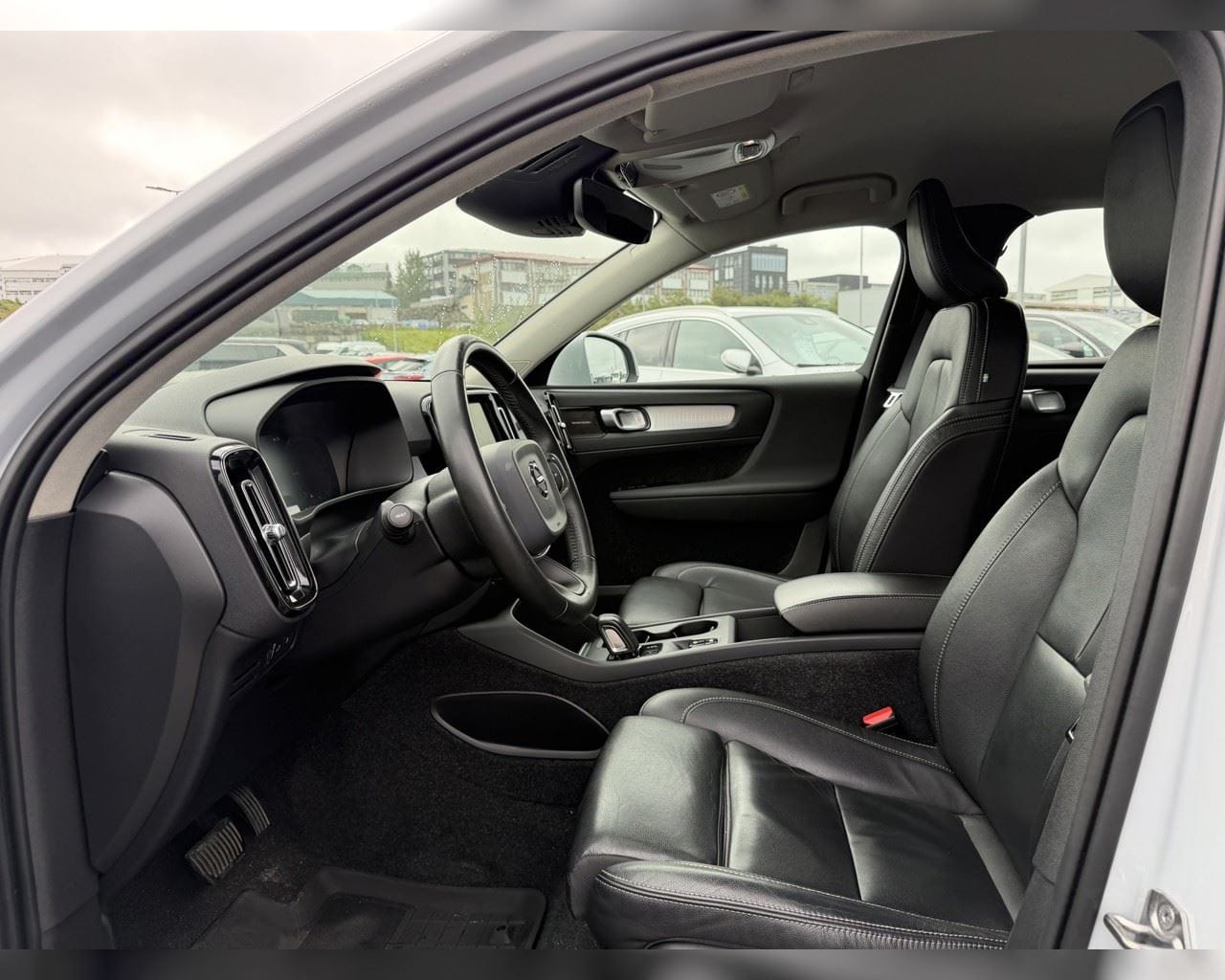 VOLVO XC40 MOMENTUM PRO T5